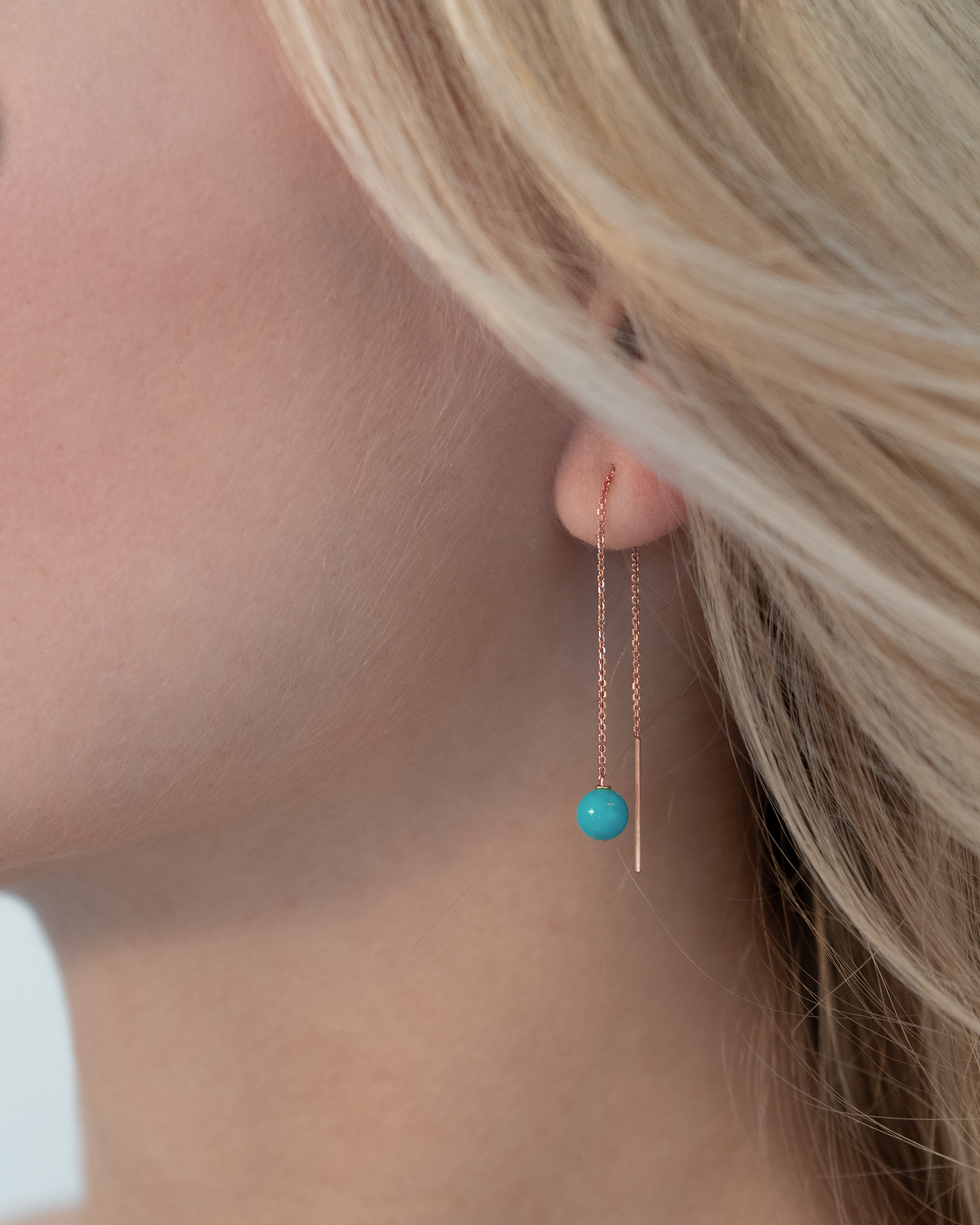 Aqua – Ohrringe Gelbgold getragen | 14 Karat Gold Korallen-Ohrringe, Modelfoto | KONI Design Wien