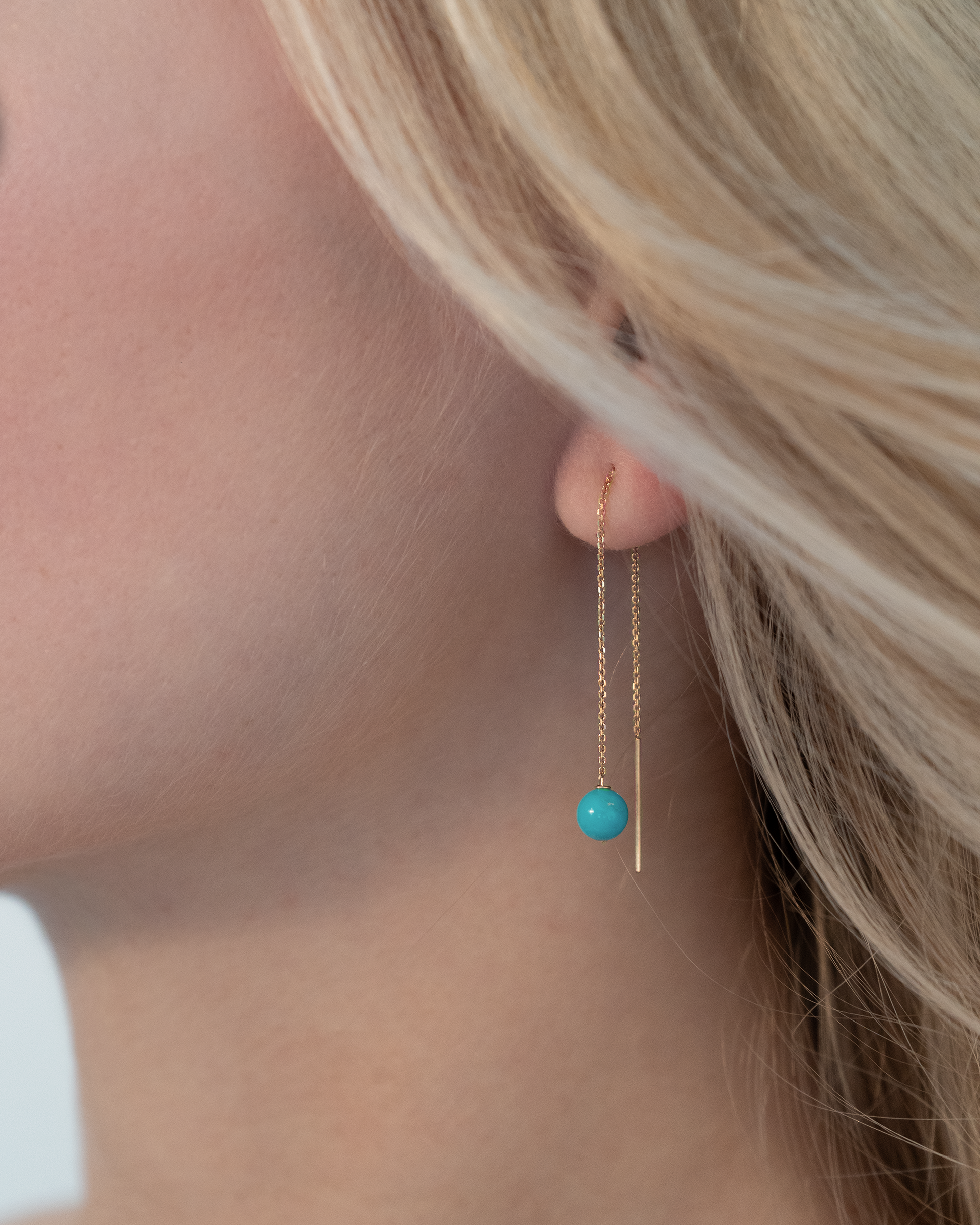 Aqua – Ohrringe Gelbgold getragen | 14 Karat Gold Korallen-Ohrringe, Detailansicht | KONI Design Wien