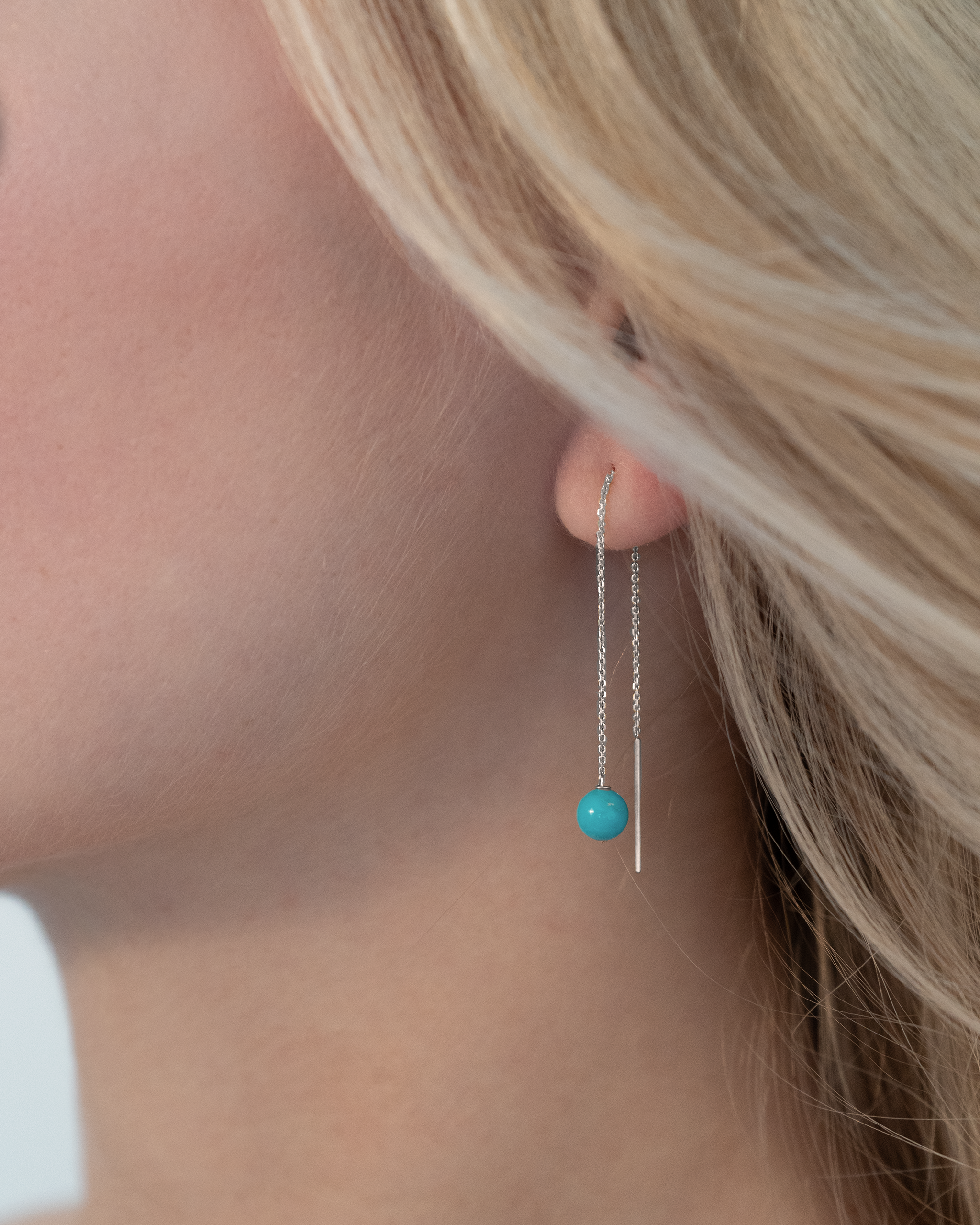 Aqua – Ohrringe Weißgold getragen | 14 Karat Weißgold Korallen-Ohrringe, Modelfoto | KONI Design Wien