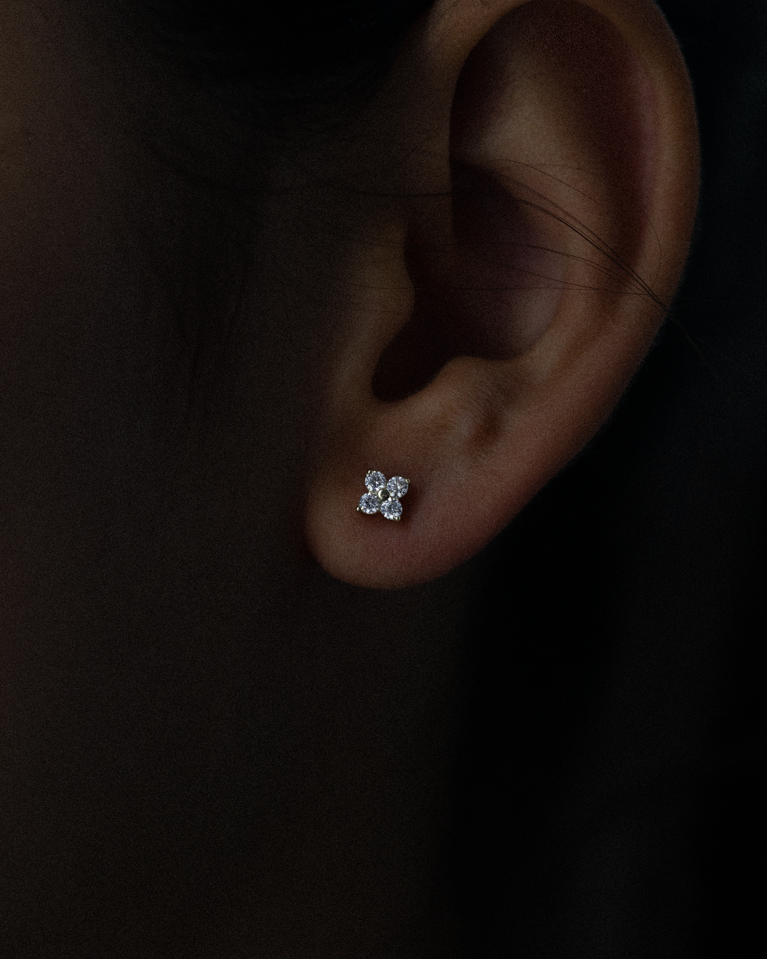 Flora – Ohrstecker Gelbgold | 14 Karat Gold Blumen-Ohrstecker mit Brillanten | KONI Design Wien