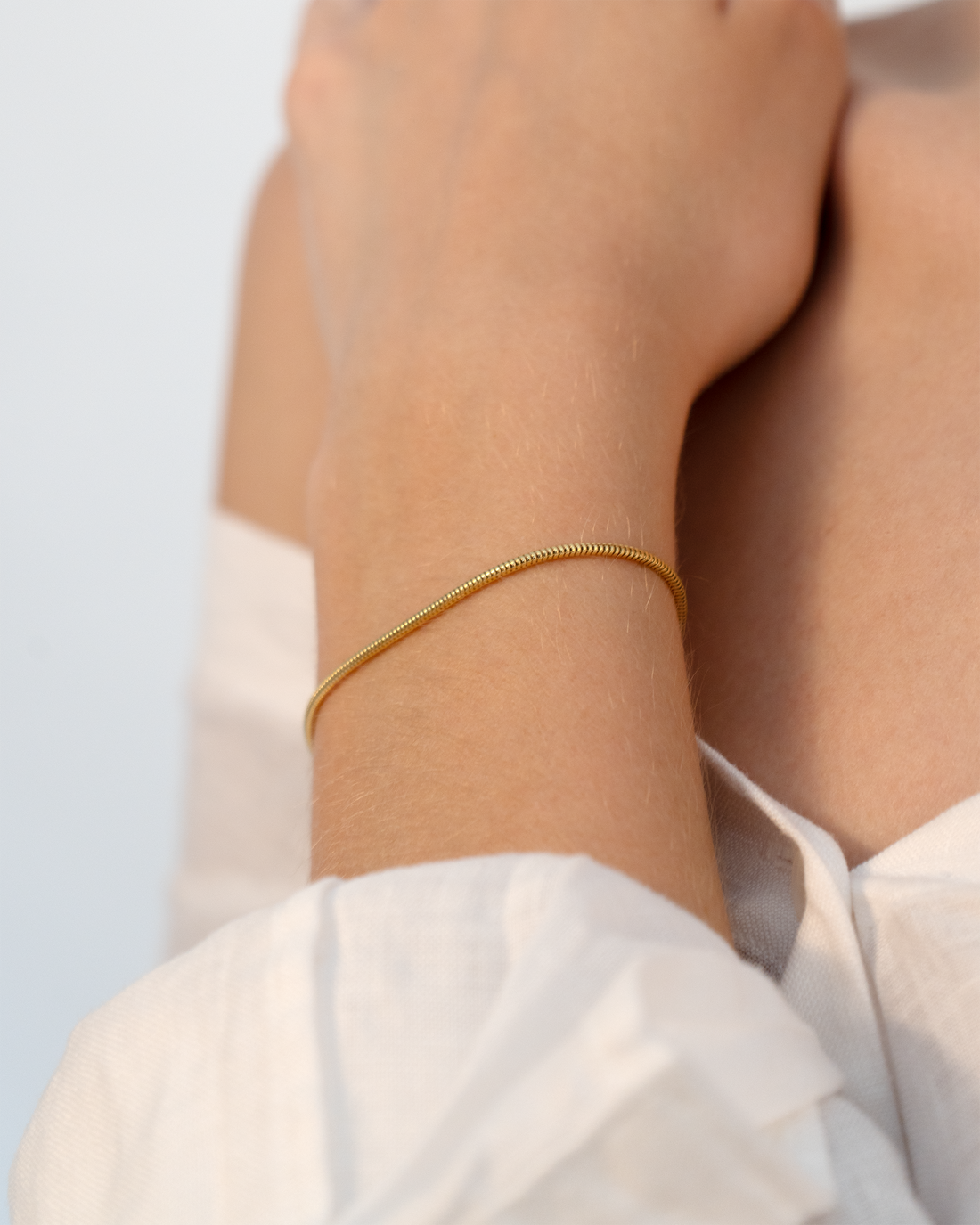 Mumbai – Armkette Gold | Filigrane Schlangenkette aus 925 Sterling Silber vergoldet | KONI Design Wien