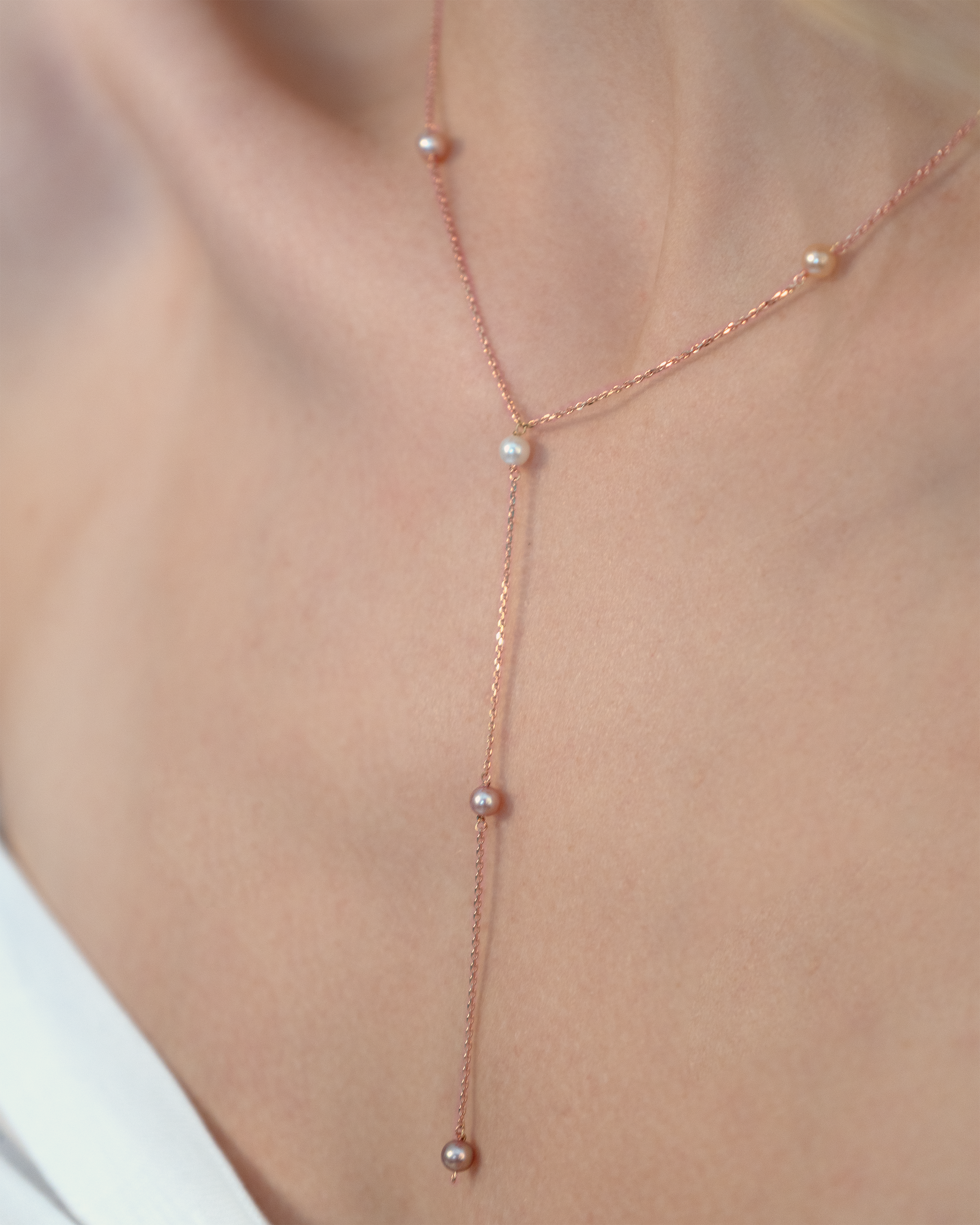 Peach – Y-Halskette Gold | Nahaufnahme | KONI Design Wien